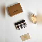 巴寶莉BURBERRY新款卡包，裝飾品牌徽标設計，精選格紋及牛皮材質打造精緻風格
