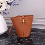 celine 超高人氣的，bucket水桶包采用黑色光澤小牛皮制作，内襯配有拉鍊
