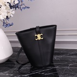 celine 超高人氣的，bucket水桶包采用黑色光澤小牛皮制作，内襯配有拉鍊