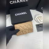 chanel香奈兒經典口蓋卡套。進口羊皮和魚子醬牛皮，卡包&零錢包于一體，背面設