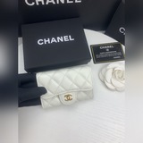 chanel香奈兒經典口蓋卡套。進口羊皮和魚子醬牛皮，卡包&零錢包于一體，背面設