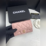 chanel香奈兒經典口蓋卡套。進口羊皮和魚子醬牛皮，卡包&零錢包于一體，背面設