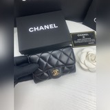 chanel香奈兒經典口蓋卡套。進口羊皮和魚子醬牛皮，卡包&零錢包于一體，背面設