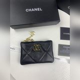 chanel   19系列小羊皮手拿随身包到貨、時尚大氣、款號ap1059回貨