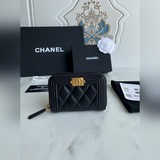 香奈兒 經典boy款 原單品質！菱格紋路、内裡容量不錯！适合存放卡和現金！細節完