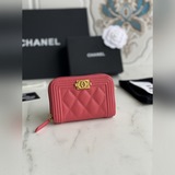 香奈兒 經典boy款 原單品質！菱格紋路、内裡容量不錯！适合存放卡和現金！細節完