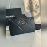 chanel 19系列小羊皮手拿随身包到貨、時尚大氣、款號ap1059 尺寸：2