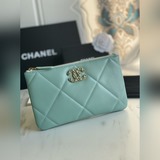chanel 19系列小羊皮手拿随身包到貨、時尚大氣、款號ap1059 尺寸：2