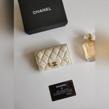 chanel香奈兒經典口蓋卡套。進口羊皮和魚子醬牛皮，卡包&零錢包于一體，背面設