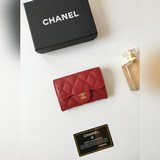 chanel香奈兒經典口蓋卡套。進口羊皮和魚子醬牛皮，卡包&零錢包于一體，背面設