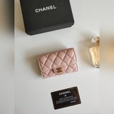 chanel香奈兒經典口蓋卡套。進口羊皮和魚子醬牛皮，卡包&零錢包于一體，背面設