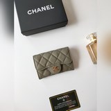 chanel香奈兒經典口蓋卡套。進口羊皮和魚子醬牛皮，卡包&零錢包于一體，背面設