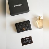 chanel香奈兒經典口蓋卡套。進口羊皮和魚子醬牛皮，卡包&零錢包于一體，背面設