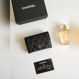 chanel香奈兒經典口蓋卡套。進口羊皮和魚子醬牛皮，卡包&零錢包于一體，背面設