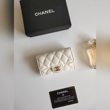 chanel香奈兒經典口蓋卡套。進口羊皮和魚子醬牛皮，卡包&零錢包于一體，背面設