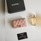 chanel香奈兒經典口蓋卡套。進口羊皮和魚子醬牛皮，卡包&零錢包于一體，背面設
