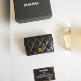 chanel香奈兒經典口蓋卡套。進口羊皮和魚子醬牛皮，卡包&零錢包于一體，背面設