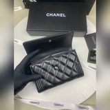 chanel。 leboy中號三折錢包，款號80734小羊皮配複古五金，菱格紋路