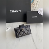 CHANEL   羊皮/金色/銀色小香風琴卡包[色]這款卡包與普通卡包不同，一個