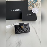 CHANEL   羊皮/金色/銀色 小香風琴卡包[色]這款卡包與普通卡包不同，一