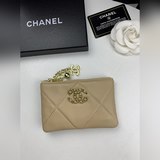 CHANEL   19系列小羊皮手拿随身包到貨、時尚大氣、款號AP1059回貨黑