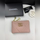 CHANEL   19系列小羊皮手拿随身包到貨、時尚大氣、款號AP1059回貨黑