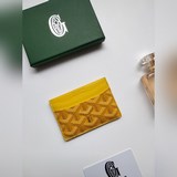 GOYARD戈雅經典Saint-Sulpice 卡夾的設計小巧緊湊，其中部口袋可