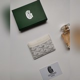 GOYARD戈雅經典Saint-Sulpice 卡夾的設計小巧緊湊，其中部口袋可
