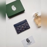 GOYARD戈雅經典Saint-Sulpice 卡夾的設計小巧緊湊，其中部口袋可