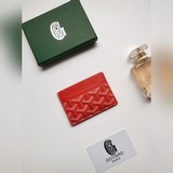goyard戈雅經典saint-sulpice 卡夾的設計小巧緊湊，其中部口袋可