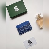 goyard戈雅經典saint-sulpice 卡夾的設計小巧緊湊，其中部口袋可