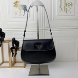 Prada 最新爆款出貨 采用進口開邊珠牛皮制作 手感柔軟順滑 原版五金 正面品