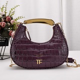 TOM FORD新款鳄魚紋單肩包金色logo字母、金色五金配件、一個平頂手柄、