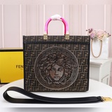 以Donatella Versace設計視角來看，Fendi Sunshine帆