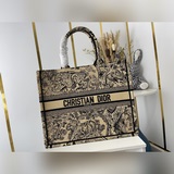 原單大號【Di0r Book Tote】多數人消費奢侈品牌首先想到的是買實用型