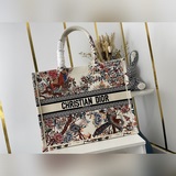 原單大號 【Di0r Book Tote】多數人消費奢侈品牌首先想到的是買實用