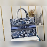 大號 【Di0r Book Tote】多數人消費奢侈品牌首先想到的是買實用型的