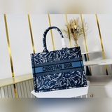 原單，中號【Di0r Book Tote】多數人消費奢侈品牌首先想到的是買實用