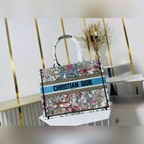 原單，中號【Di0r Book Tote】多數人消費奢侈品牌首先想到的是買實用