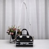 這款 Dior Vibe 拉鍊 Bowling 手袋由瑪麗亞·嘉茜娅·蔻麗 (M