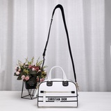 這款 Dior Vibe 拉鍊 Bowling 手袋由瑪麗亞·嘉茜娅·蔻麗 (M