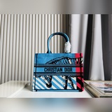 原單，小號【Di0r Book Tote】多數人消費奢侈品牌首先想到的是買實用