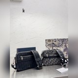 配盒 SIZE：22cmDior homme 老花相機包實在帥la ～