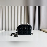 Dior：法式Woc小包上新，超大容量超香,全新DiorCaro箱型鍊條手袋，柔