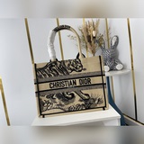 原單中號麻布老虎【Di0r Book Tote】多數人消費奢侈品牌首先想到的是