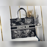 原單大 黑人頭馬【Di0r Book Tote】多數人消費奢侈品牌首先想到的是
