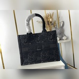 原單中號黑膠花【Di0r Book Tote】多數人消費奢侈品牌首先想到的是買