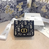 dior30 montaigne 短款錢包以優雅的“cd”标志裝飾翻蓋。采用藍色