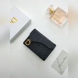 這款迪奧馬鞍翻蓋卡夾實用精巧可替代傳統的馬鞍錢包采用Dior Oblique印花