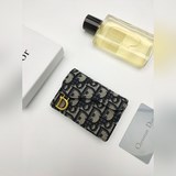 這款迪奧馬鞍翻蓋卡夾實用精巧可替代傳統的馬鞍錢包采用dior oblique印花